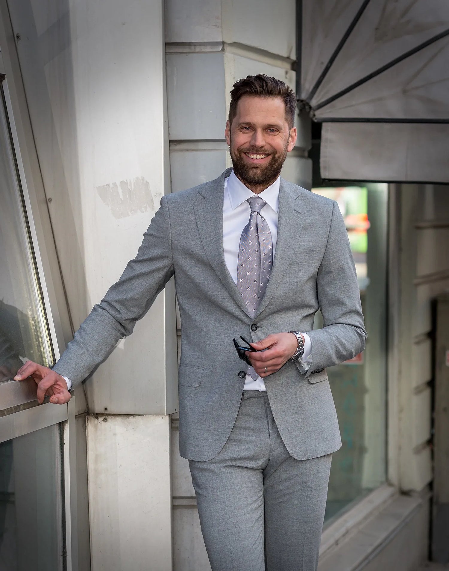 Personal shopper med kunnig personal som hjälper kunder att hitta rätt herrkläder